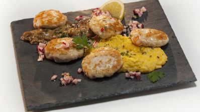 куриные котлетки с креветками с соусом субиз и полентой