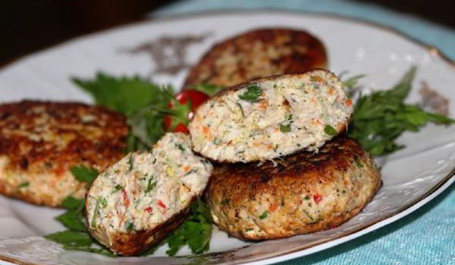 Рецепт куриных котлет с творогом и овощами