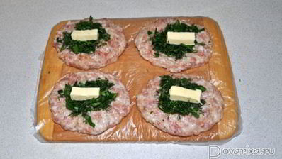 мясные котлеты с зеленью и маслом