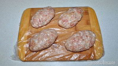 мясные котлеты с зеленью и маслом