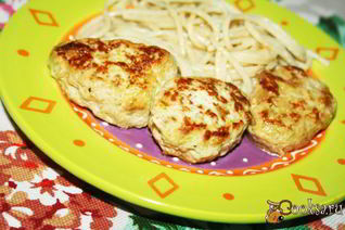 Сочные котлетки из индейки с кабачком и сметаной