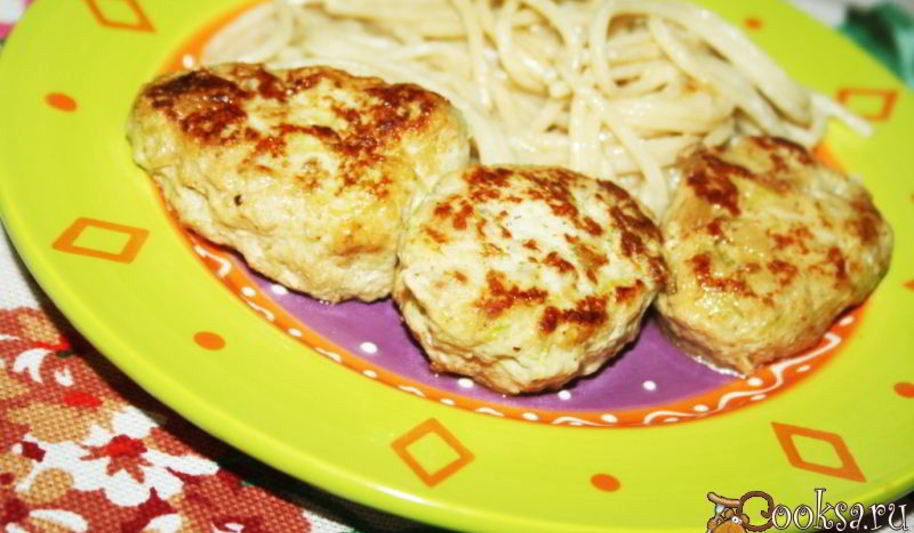 Рецепт сочных котлеток из индейки с кабачком и сметаной