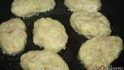 сочные котлетки из индейки с кабачком и сметаной