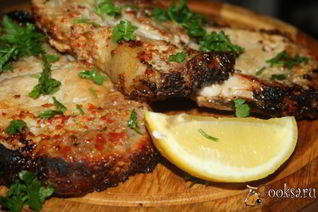 Свиная котлета на косточке с паприкой и кунжутом на липовой дощечке на мангале