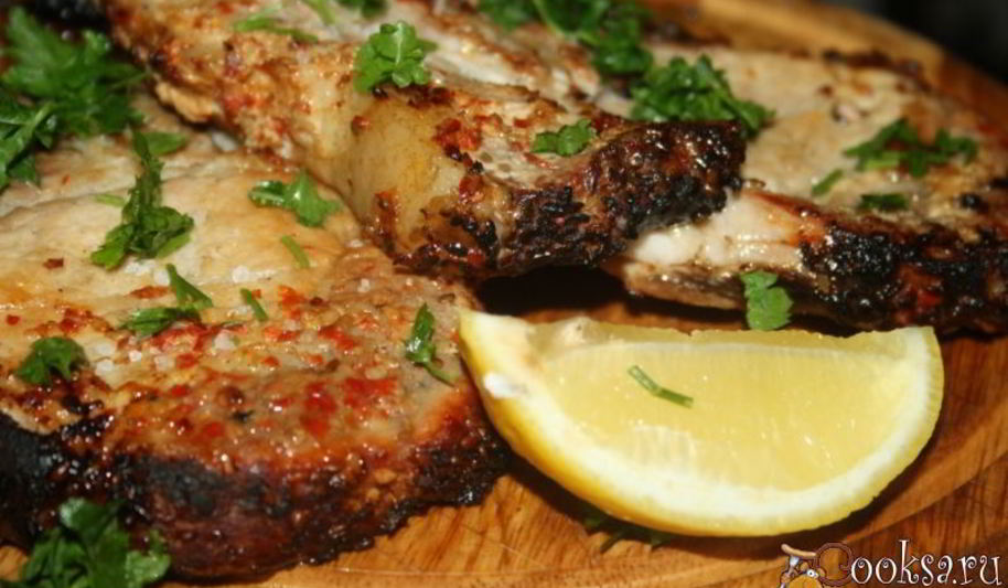 Рецепт свиной котлеты на косточке с паприкой и кунжутом на липовой дощечке на мангале