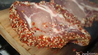 свиная котлета на косточке с паприкой и кунжутом на липовой дощечке на мангале