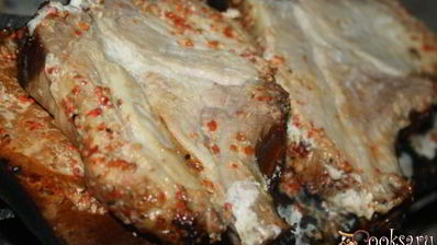 свиная котлета на косточке с паприкой и кунжутом на липовой дощечке на мангале