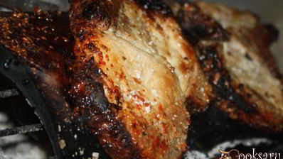 свиная котлета на косточке с паприкой и кунжутом на липовой дощечке на мангале