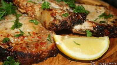 свиная котлета на косточке с паприкой и кунжутом на липовой дощечке на мангале