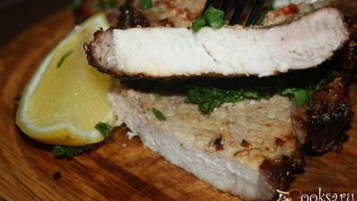 свиная котлета на косточке с паприкой и кунжутом на липовой дощечке на мангале