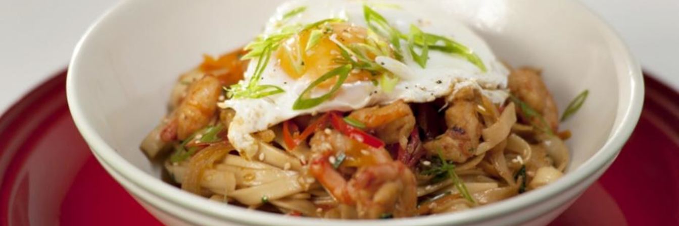 Лапша с креветками, овощами и яйцом