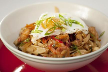 Лапша с креветками, овощами и яйцом