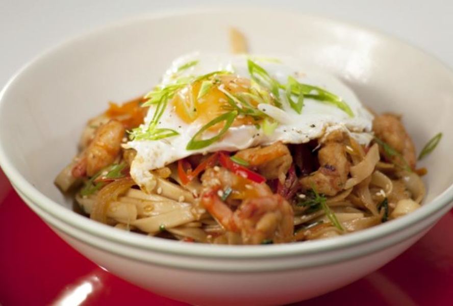 Лапша с креветками, овощами и яйцом