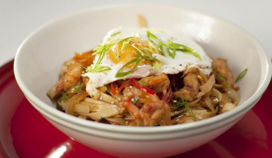 Рецепт лапши с креветками, овощами и яйцом
