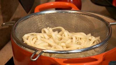 лапша с креветками, овощами и яйцом