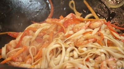 лапша с креветками, овощами и яйцом