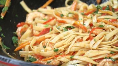 лапша с креветками, овощами и яйцом