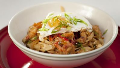 лапша с креветками, овощами и яйцом