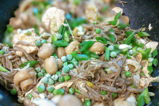 Лапша с курицей и овощами