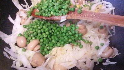 лапша с курицей и овощами