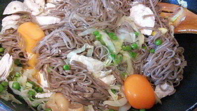 лапша с курицей и овощами