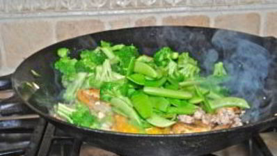 лапша с овощами в воке