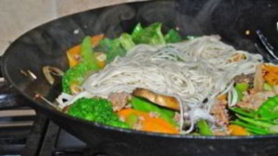 лапша с овощами в воке