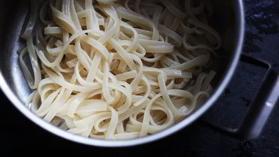 лапша со сливочно-грибным соусом