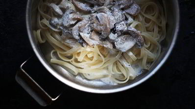 лапша со сливочно-грибным соусом
