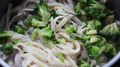 лапша со сливочно-грибным соусом