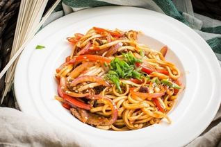 Лапша Удон со свининой в сладком соусе