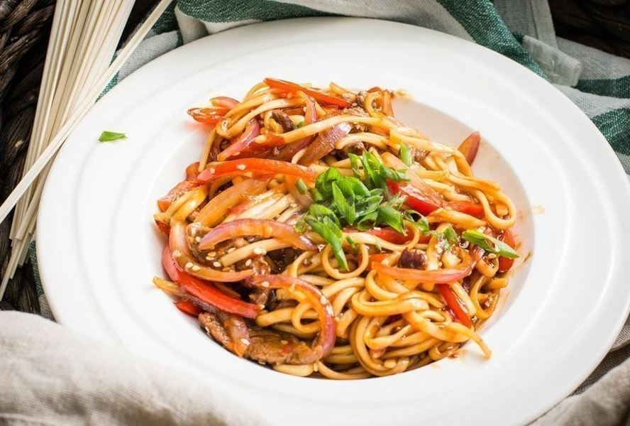 Лапша Удон со свининой в сладком соусе