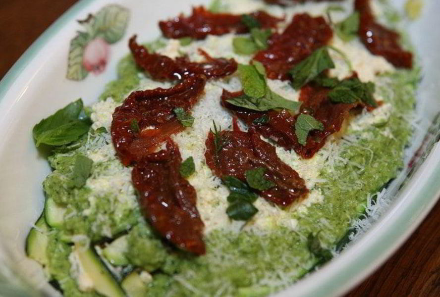 Лазанья из цукини с рикоттой и соусом песто