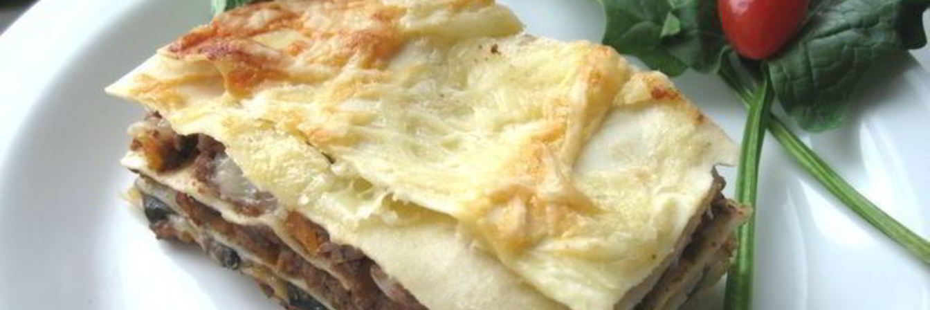 Лазанья с рагу болоньезе, грибами и моцареллой