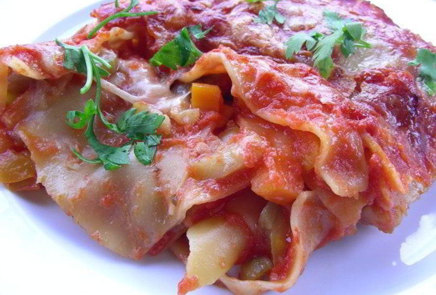 Овощная лазанья с томатным соусом