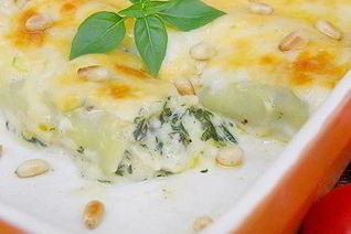 Каннеллони со шпинатом и сыром под соусом бешамель