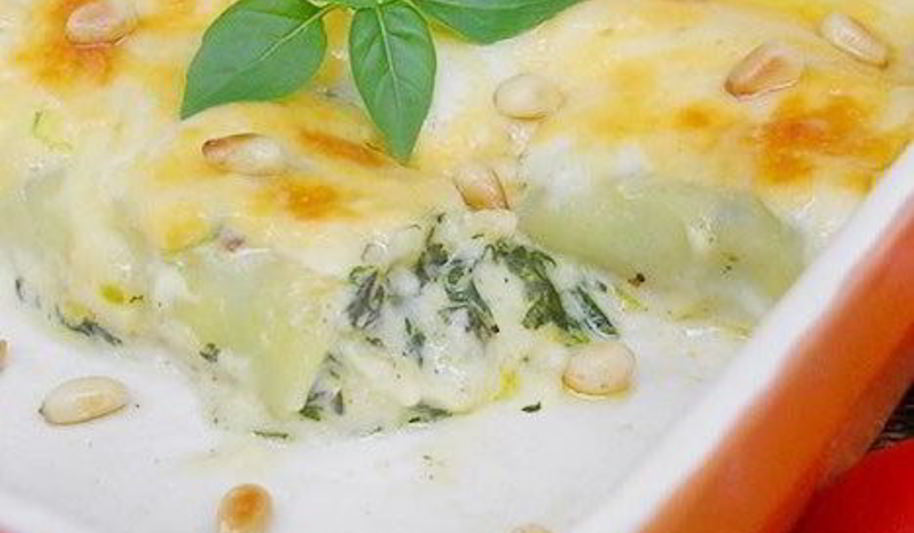 Рецепт каннеллонь со шпинатом и сыром под соусом бешамель