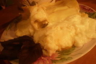 Каннелони с курицей и грибами под соусом бешамель