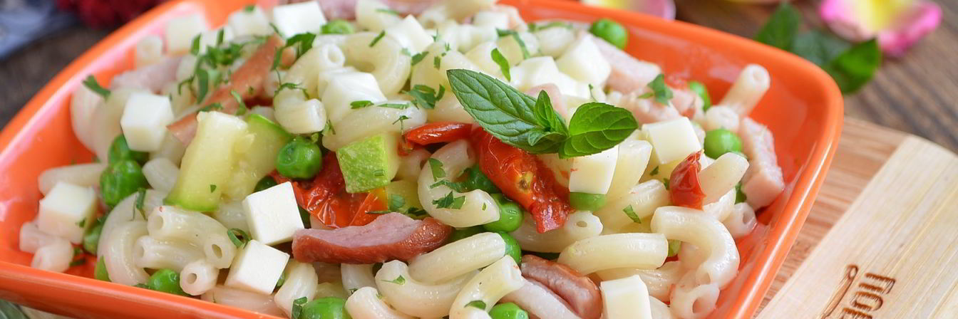 Макароны с цукини, козьим сыром и зеленым горошком