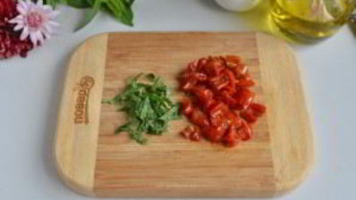 макароны с цукини, козьим сыром и зеленым горошком