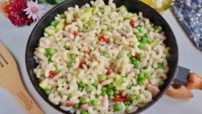 макароны с цукини, козьим сыром и зеленым горошком