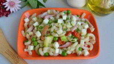 макароны с цукини, козьим сыром и зеленым горошком