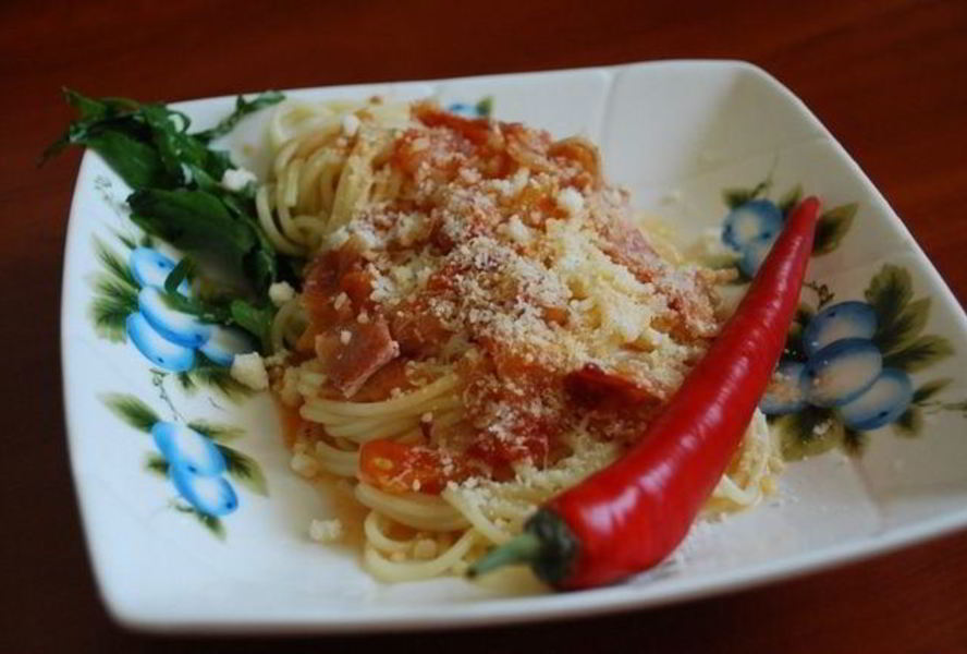 Паста Букатини Аматричиана с острым соусом