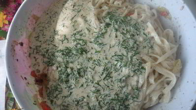 паста феттучине со сливочным соусом и овощами