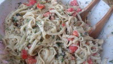 паста феттучине со сливочным соусом и овощами