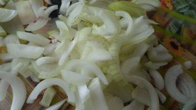 паста феттучине со сливочным соусом и овощами