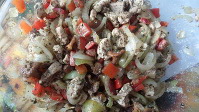 паста феттучине со сливочным соусом и овощами