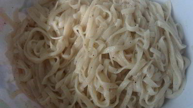 паста феттучине со сливочным соусом и овощами