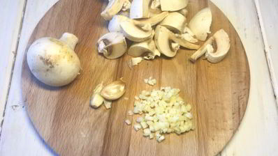 паста с чесноком и грибами