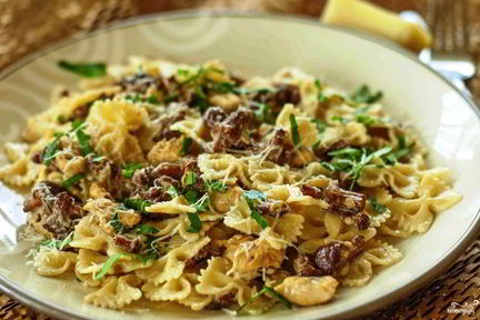 Паста с грибами и курицей в сливочном соусе